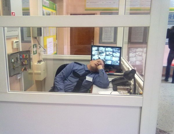 Сторож спит на рабочем месте