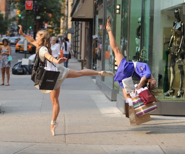 Девушка бежит в магазин