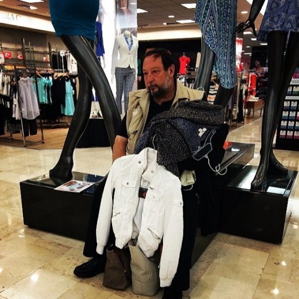 Мужчина на шопинге с женой