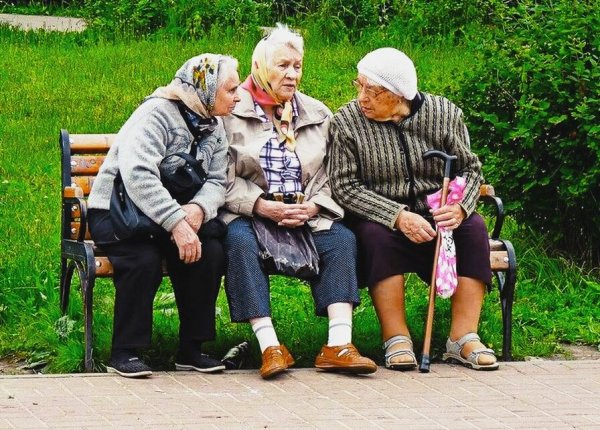 Бабки на лавке