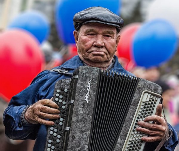 Мужик с баяном