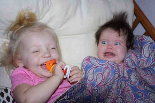 Смешные сестрички