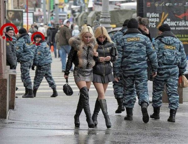 Девушка ОМОНОВЕЦ