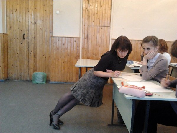 Учительница в школе