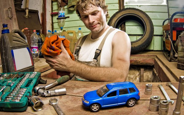 Смешной автослесарь
