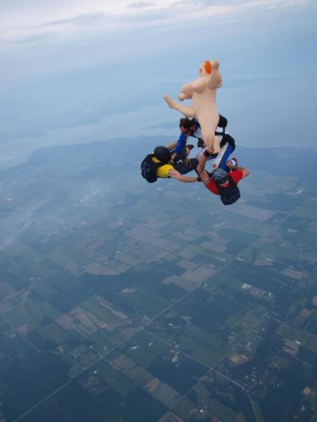 Смешные прыжки парашютистов