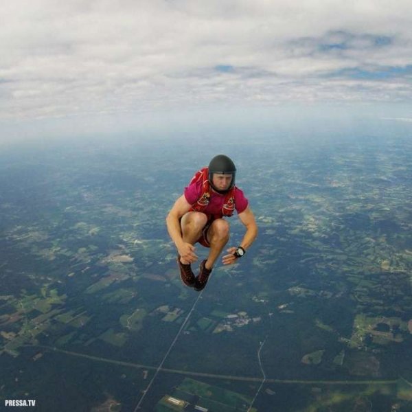 Человек с парашютом