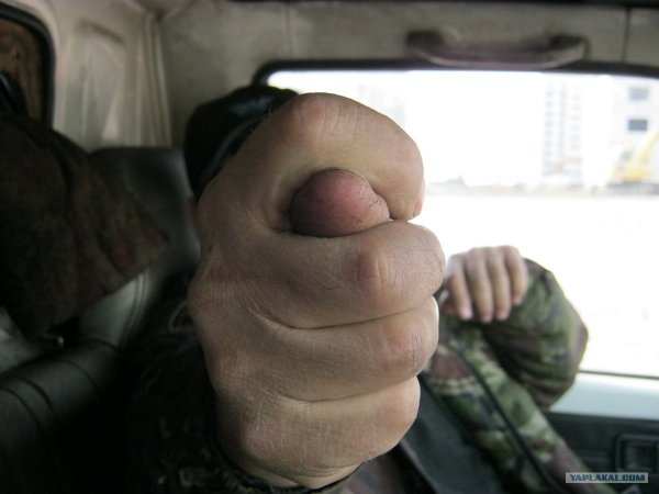 Мужик показывает дулю