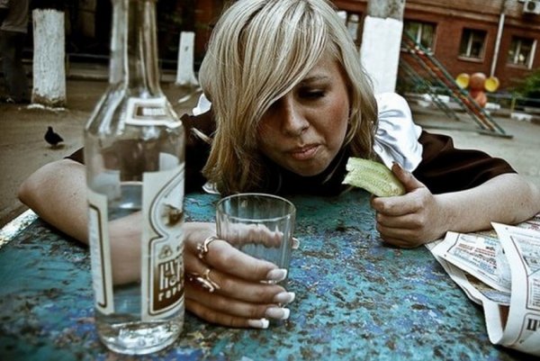 Пьющая девушка