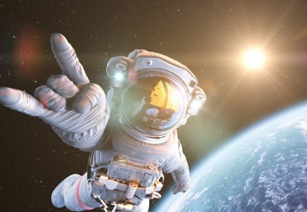 Астронавт в космосе