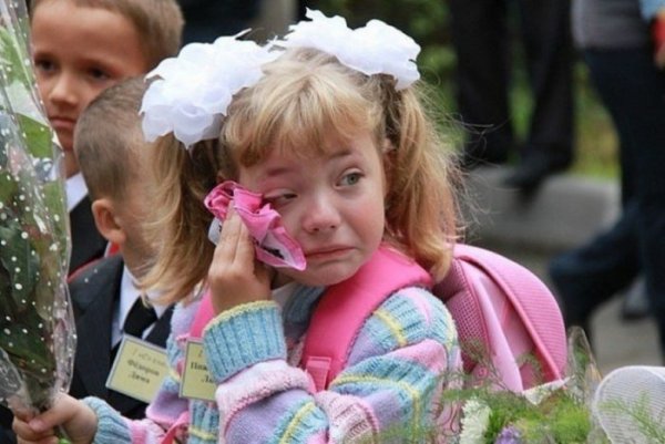 Первоклассник плачет