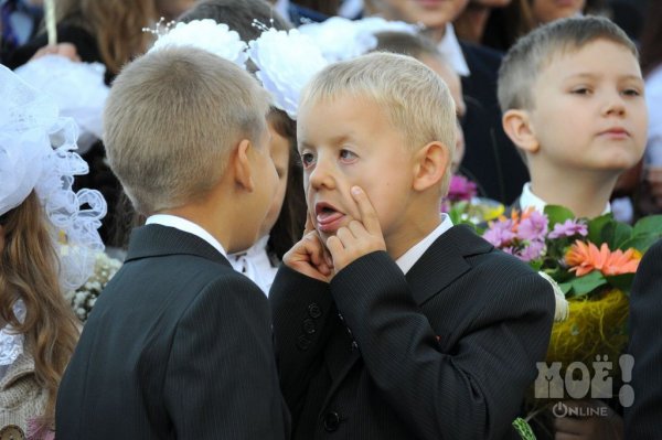 Первоклассник зевает