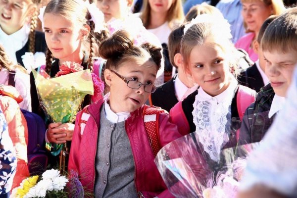 Девочки на школьной линейке