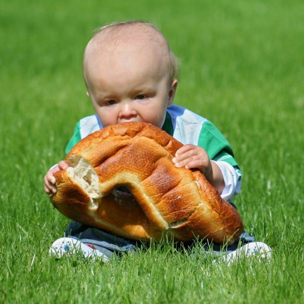 Дети едят пирожки