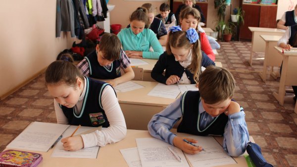Школьники на контрольной