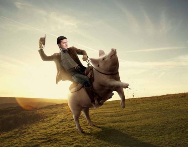 Мальчик бежит по ступенькам