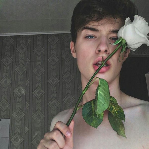 Парень с розой