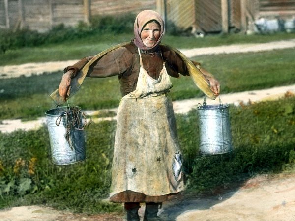 Женщина с коромыслом