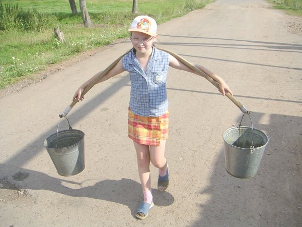 Женщина с ведром