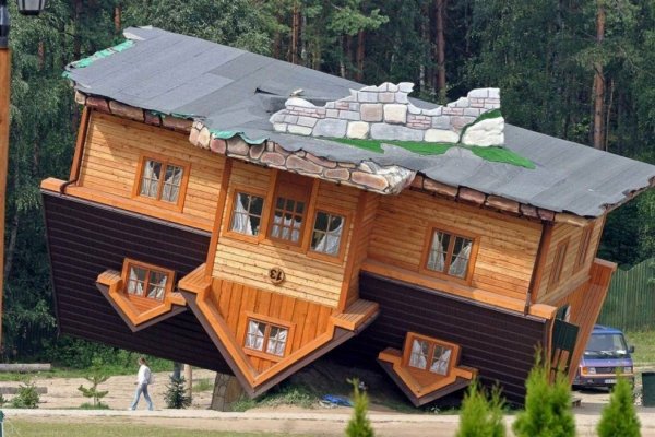 Перевернутый дом в Польше