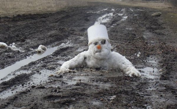 Снеговик из грязного снега