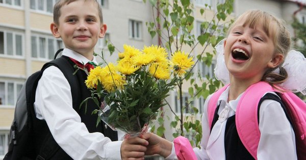 Школьник с цветами