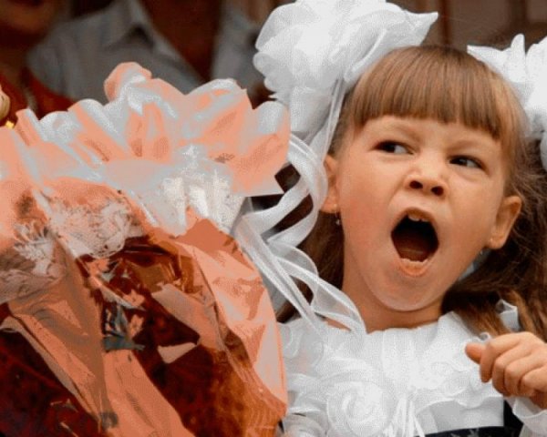 Первоклашка зевает