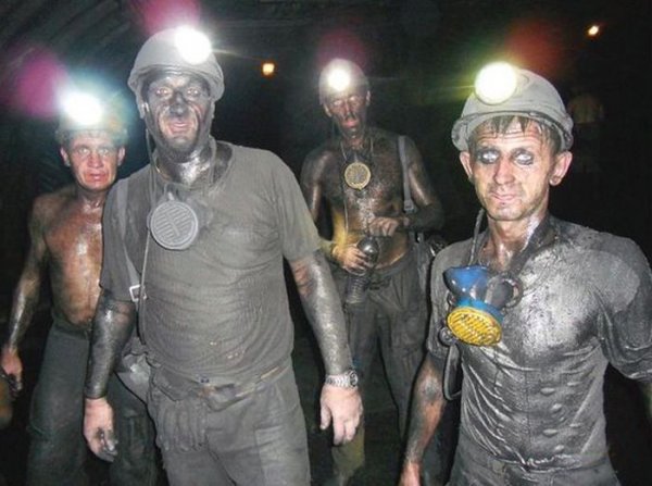 Шахтеры в угольной шахте