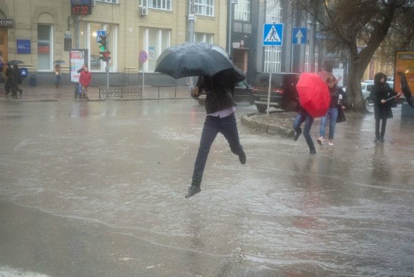 Сильный дождь и ветер смешно