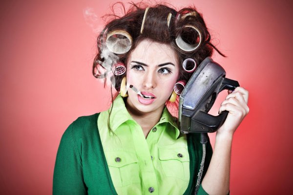 Женщина в бигудях