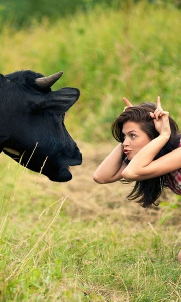 Девушка корова