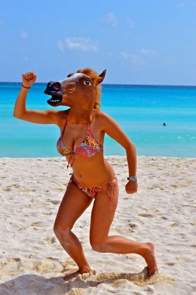 Смешные девушки на пляже