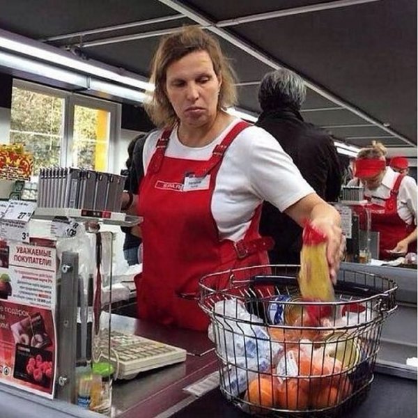 Смешная продавщица
