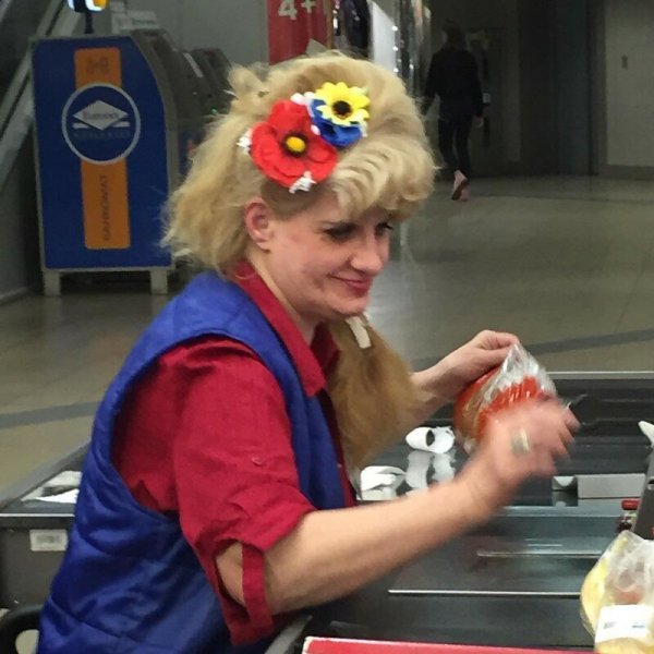 Продавщица в магазине