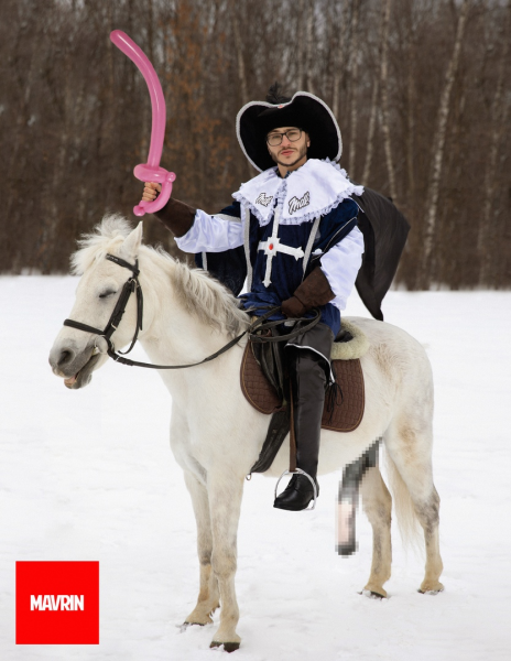 Смешная белая лошадь