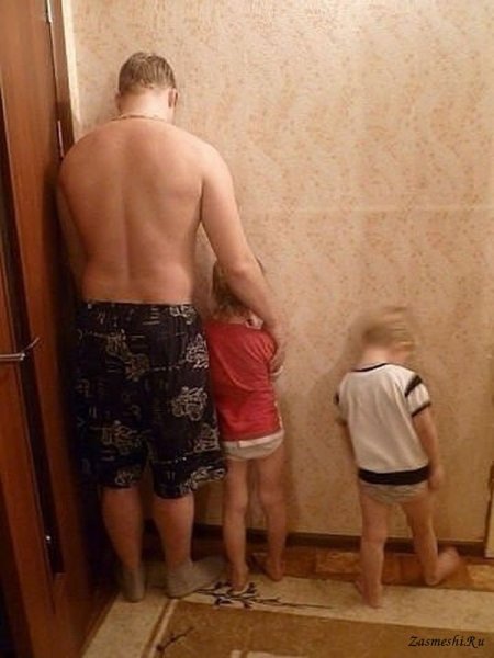 Дети с папой в углу
