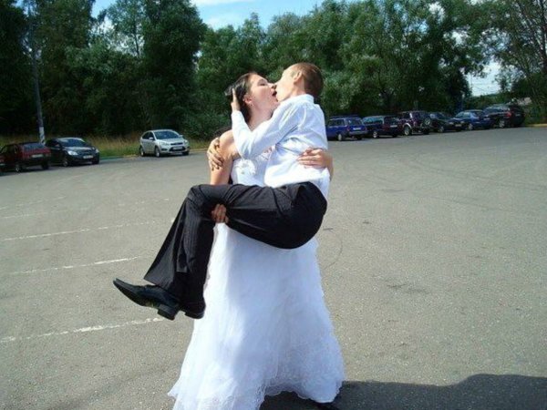 Невеста на руках у жениха