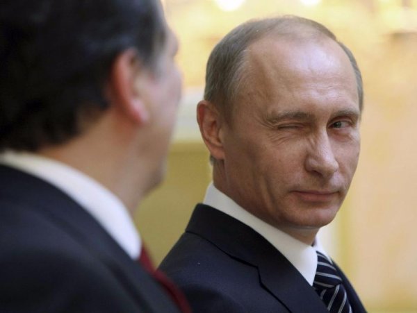 Владимир Путин подмигивает