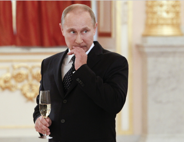 Путин с бокалом шампанского