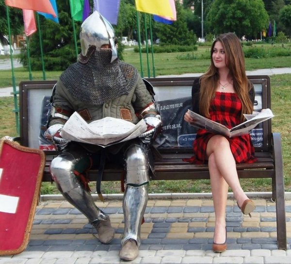 Смешной рыцарь в доспехах