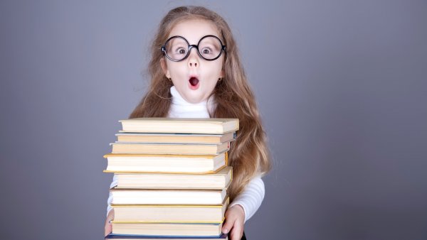 Удивленная девушка с книгой
