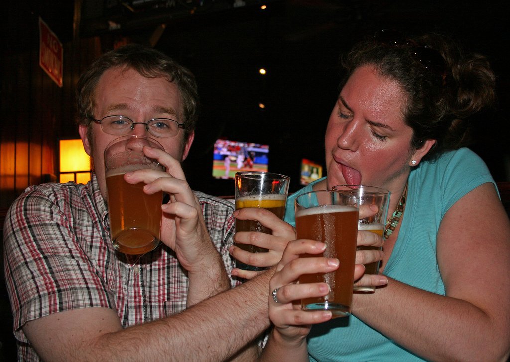 Два пьяницы. Пивной алкаш. Алкоголик с пивом.