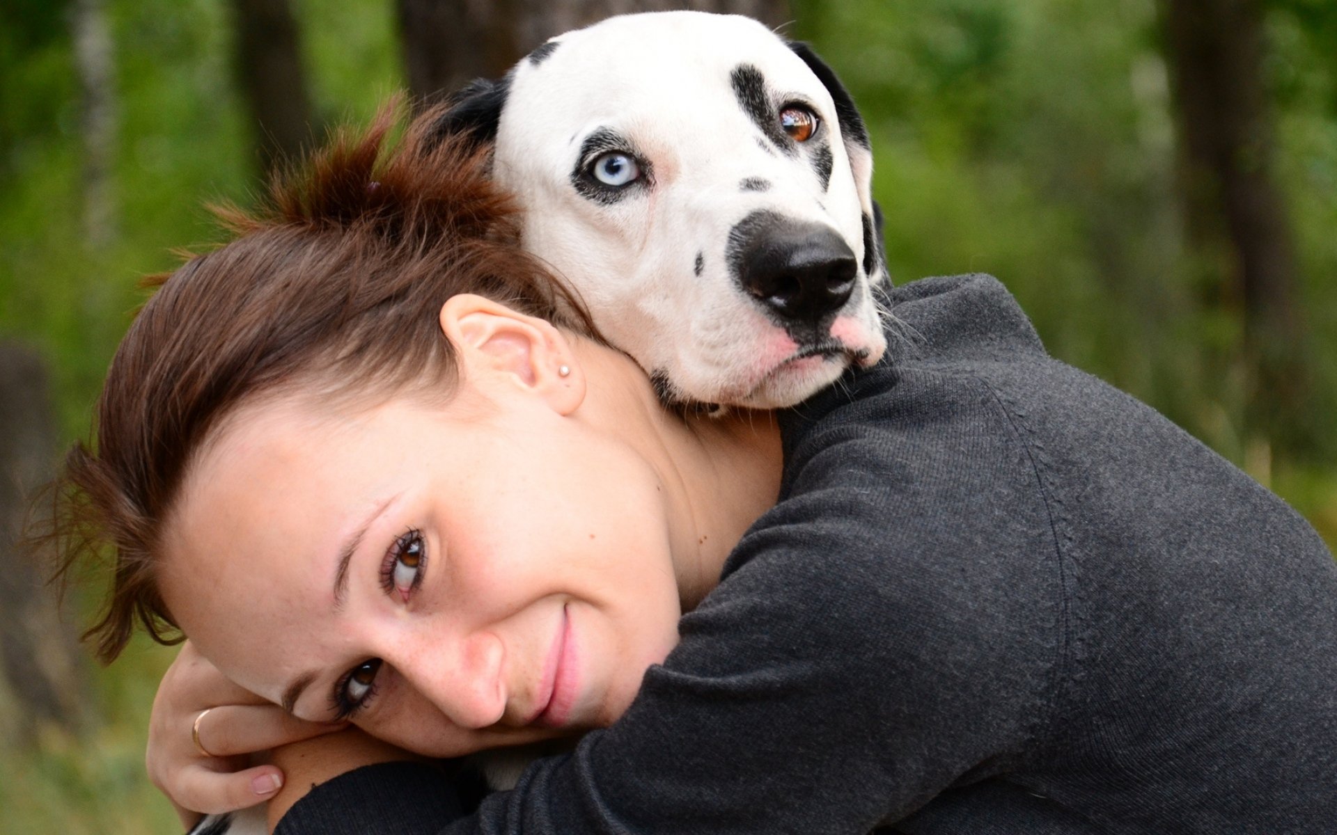 Картинка девушки с собакой. Женщина с собакой. Люди и животные. Домашние животные и человек. Девушка домашнее животное.
