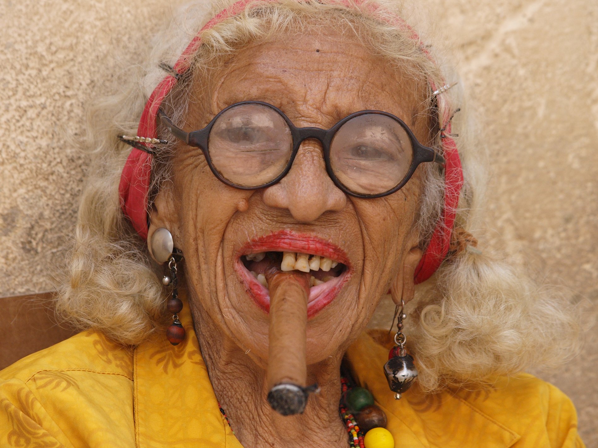 Бабка смеха. Старая бабка без зубов.
