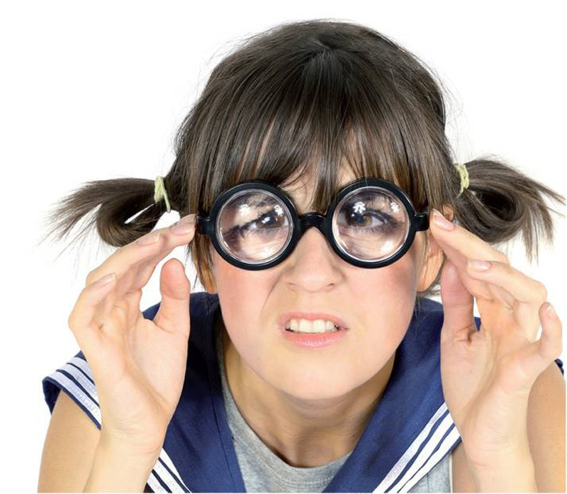 Про плохое зрение. Девочка очкарик. Очки с большими линзами. Очки с большими линзами для зрения. Очки ботаник.