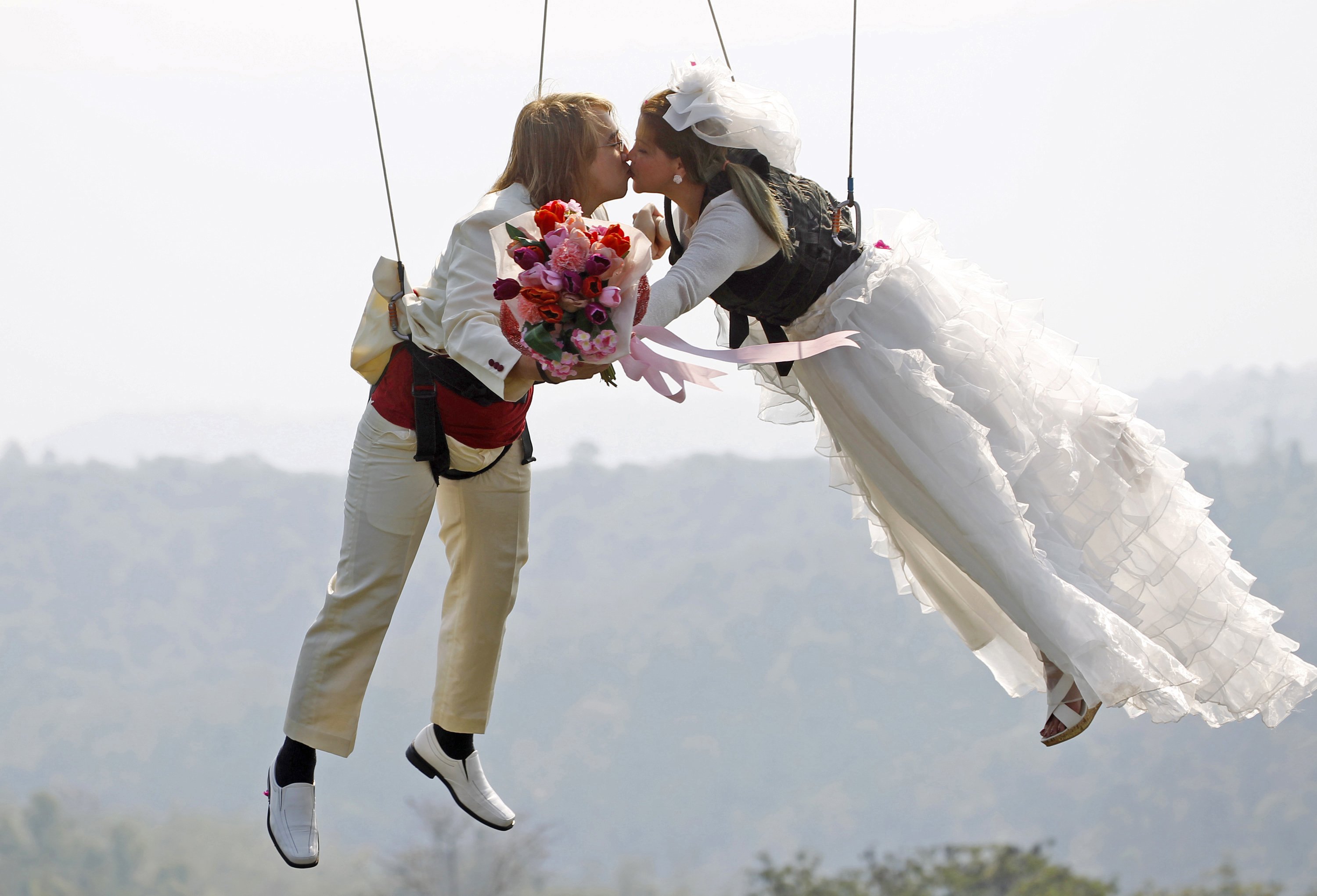 Пара смешная картинка. Свадьба с парашютом. Свадьба парашютистов. Приколы про влюбленных. Смешные влюбленные.
