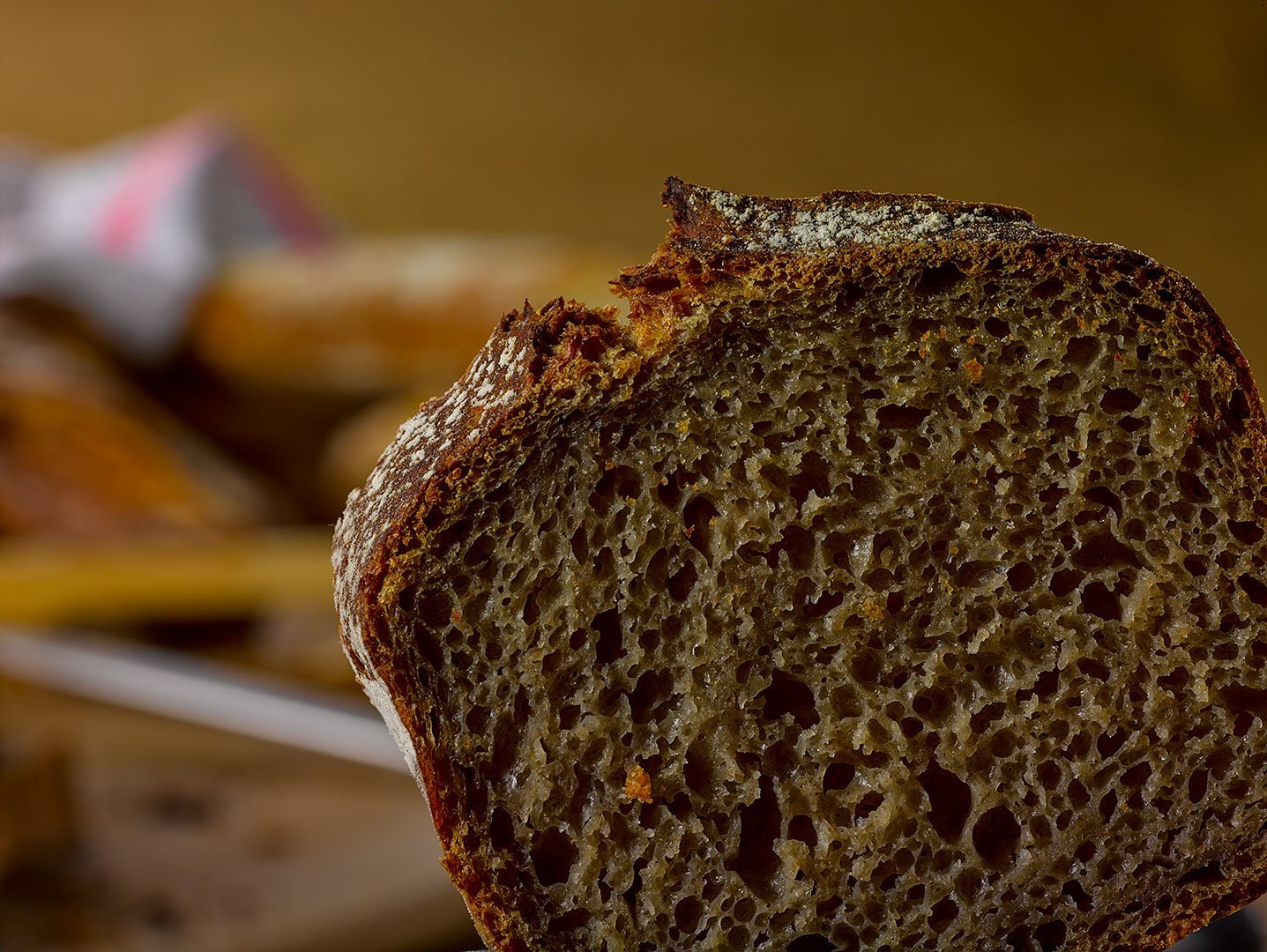 Что внутри хлеба. Коричневый хлеб. Корочка хлеба. Хлеб ржаной бездрожжевой. Хлебная корка.
