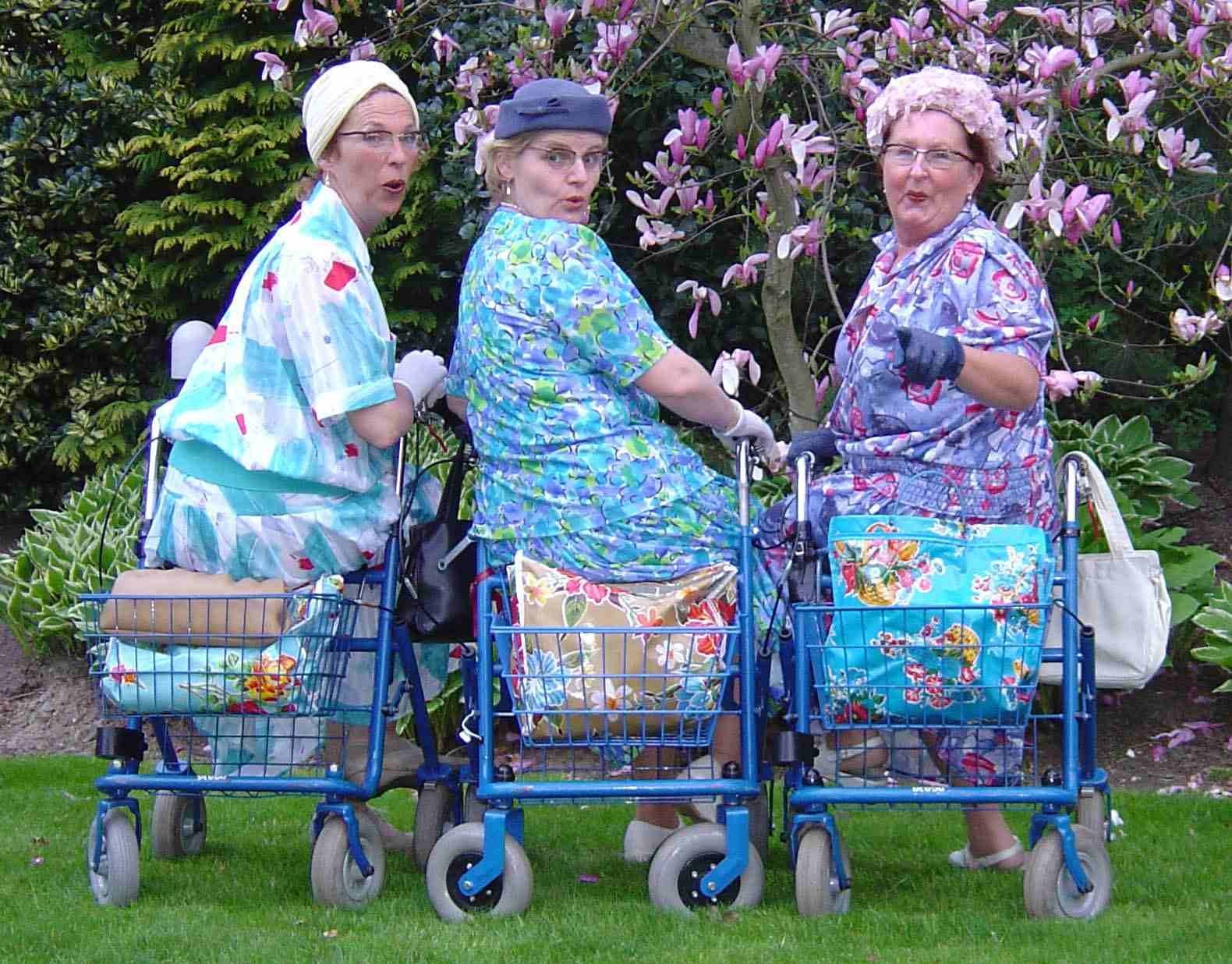 День бабушек во франции. Веселые бабушки. Современные старушки. Бабушка с коляской. Современная бабушка.