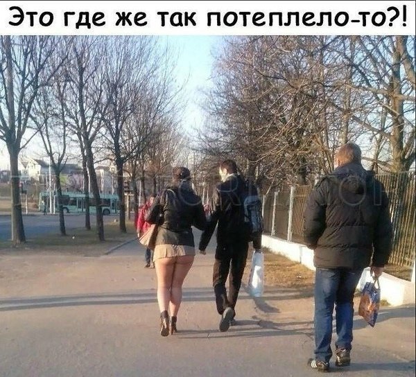 Смешная девочка гуляет