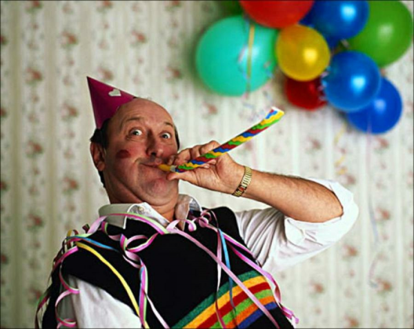 Мужчина в праздничном колпаке